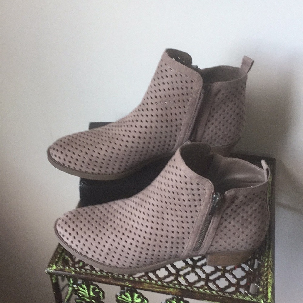 ✅Mesh ankle boots with a low flat heel. Carlos  9m